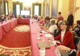 Nieves Roqueñí, en primer término, en la reunión del Consejo Social de Gijón del viernes pasado.