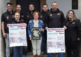 Cristian Espinosa, presidente de Solidaridad Sobre Ruedas; Vanessa Fernández, socia; Alberto Álvarez, jefe de ruta; Miguel Ángel Fernández, socio; Ana Nosti, edil de Festejos, Mercados y Bienestar Animal; César García, responsable de merchandising; Toño Bernardo, vicepresidente y Arantxa Castro, tesorera