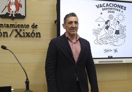 El concejal de Deporte y Educación, Jorge Pañeda, en la presentación de las 'Vacaciones Deportivas' del Patronato Deportivo Municipal, este lunes, en el Ayuntamiento de Gijón.