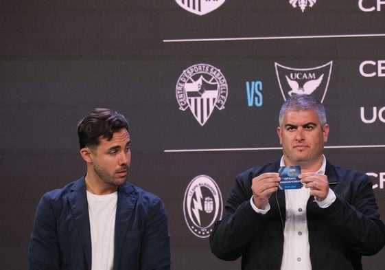 Miguel Linares, director deportivo del Real Avilés, observa el papel sacado por Álex Huerta, director deportivo del Numancia, que contiene el nombre del rival de los blanquiazules.