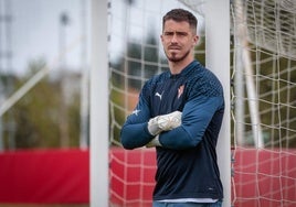 Rubén Yáñez, portero del Sporting, posando en Mareo.