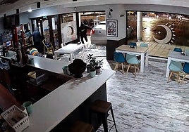 Uno de los asaltos de la banda del 'Seat León' en una estación de servicio, a donde entraron empotrando el coche (Seat León) contra la puerta.