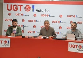 Por la izquierda, Miguel Laria, de SUATEA; Cristóbal Puente, de UGT, y Borja Llorente, de CC OO.