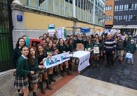 El colegio de Santa Teresa de Jesús, Teresianas, participó en el mercado de cooperativas.