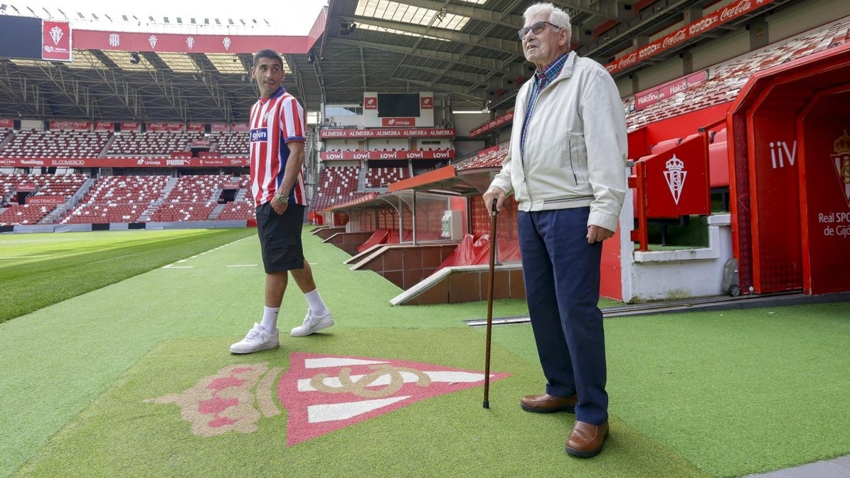 El Molinón. Cote y su abuelo pisan el césped juntos, en la semana en la que el lateral disputará su último duelo en el feudo rojiblanco.'Guelu' y nieto caminan por el puente que lleva al campo sobre el río Piles.