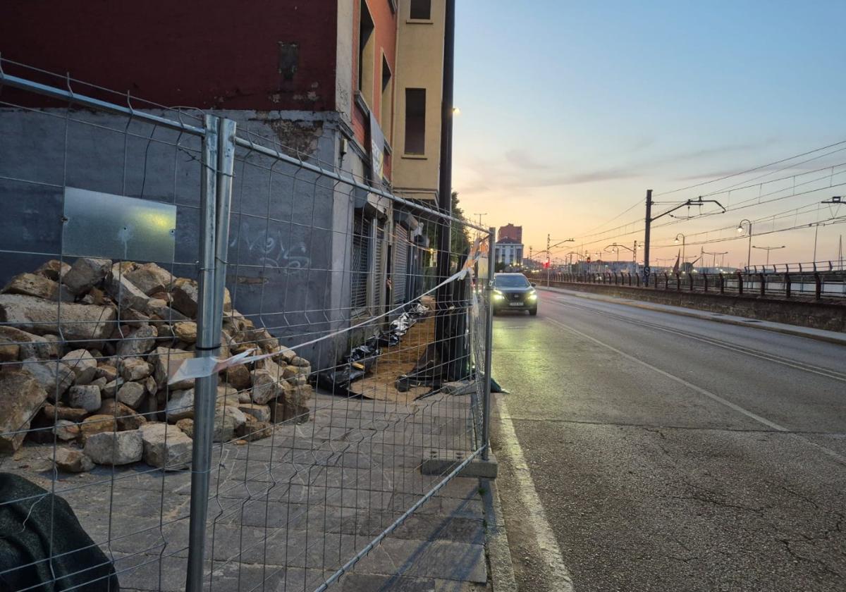 La calle del Muelle anoche, preparada para ser cortada y comenzar el derribo del número 48 de la calle La Muralla.