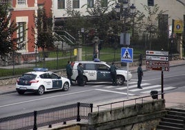 Dos vehículos de la Guardia Civil, en una intervención anterior en el centro de Cangas de Onís.