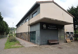 Edificio exento de la Fundación Hospital de Jove que albergaba el tomógrafo nuclear con escáner con el que se hacían pruebas a pacientes oncológicos.