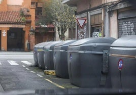 Contenedores en la calle Mariano Pola de Gijón donde se buscó el supuesto feto.