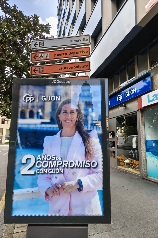 Cartel con la imagen de la vicealcaldesa, Ángela Pumariega, frente a la sede del PP.