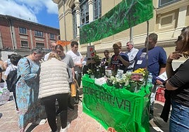 La cooperativa llanisca vendiendo sus últimas unidades.