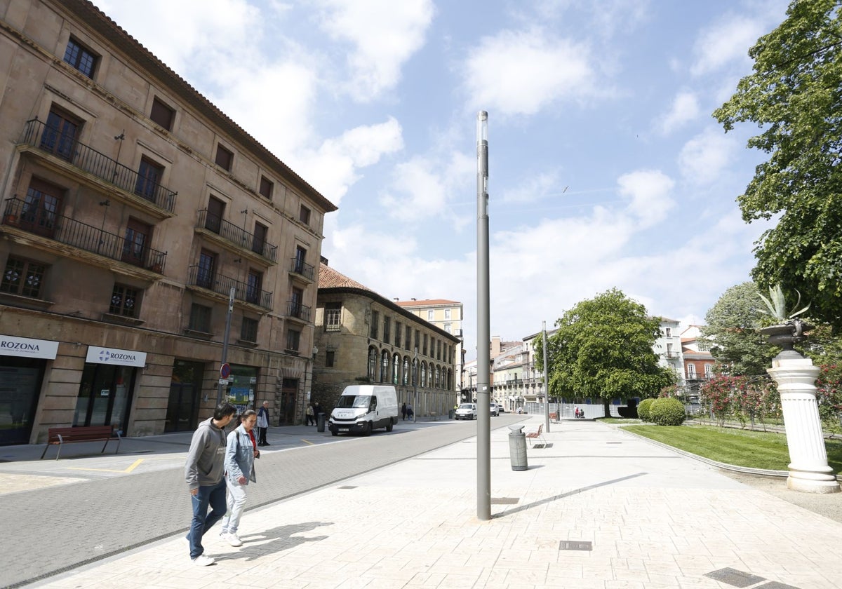 Algunas de las nuevas farolas led que ya están instaladas en el parque del Muelle y que se quieren colocar por todo Avilés.