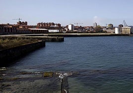 Panorámica de la franja litoral de los antiguos terresos de los astilleros de Naval Gijón, en El Natahoyo.