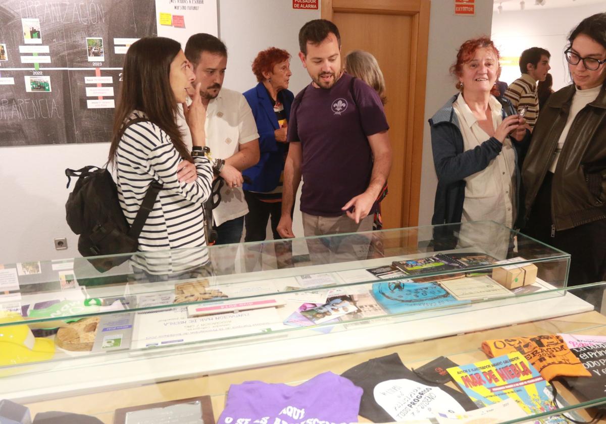 Exposición conmemorativa del 20 aniversario de Mar de Niebla, en el Ateneo de La Calzada, en junio de 2024.