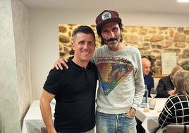 Juan del Valle, propietario del restaurante El Centollu de Tazones, junto a Leiva.