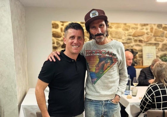 Juan del Valle, propietario del restaurante El Centollu de Tazones, junto a Leiva.