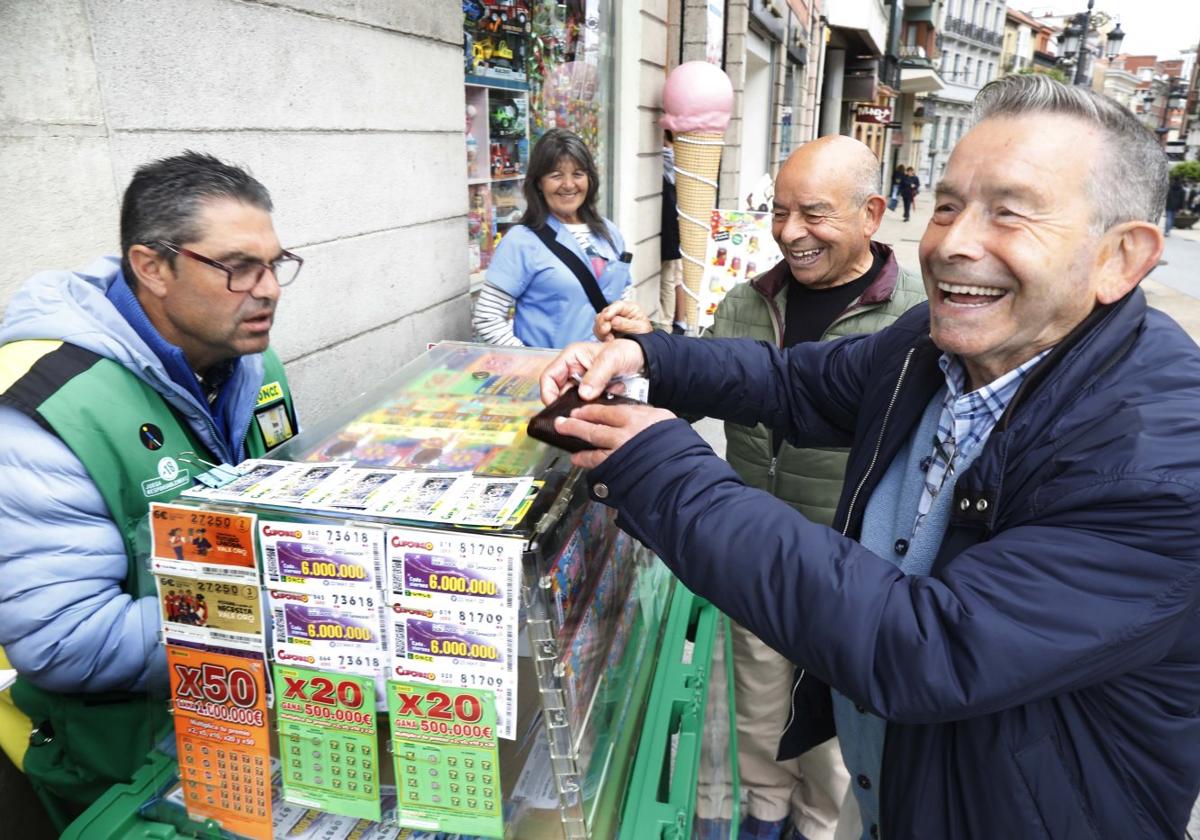 Maxi y Riki González Asprón le compran el cupón a Benigno Vázquez.