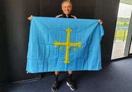 Luis Enrique, ayer, posando con la bandera de Asturias para EL COMERCIO en el Campus Paris Saint-Germain.