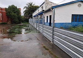 El vallado colocado alrededor del inmueble, ayer.