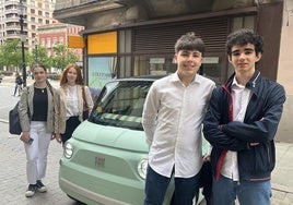 Lucía González, Lucía Casado, Alberto Castro y Guillermo Arrieta, con su Fiat Topolino, que se puede conducir a partir de los 15 años.