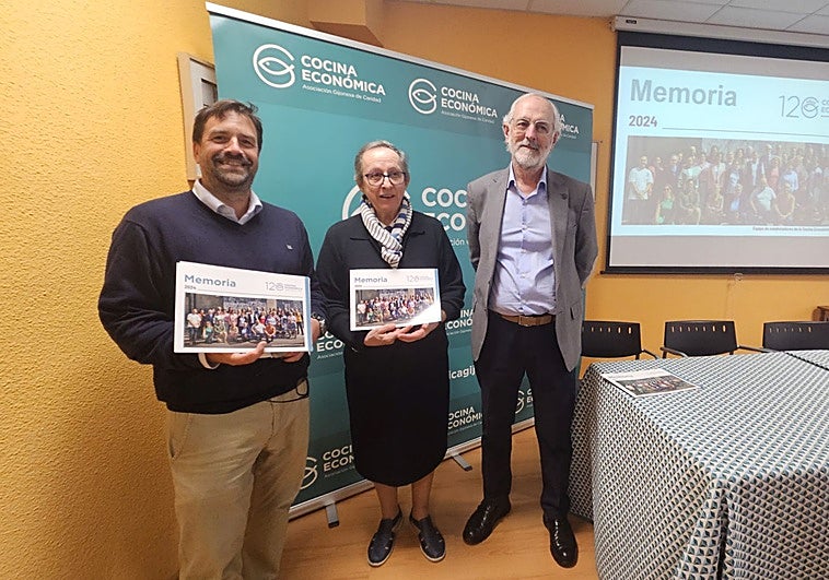 Rafael Piñera, director de la entidad, la hermana sirvienta Asun Echevarría y el presidente Ignacio Blanco, durante la presentación de la Memoria Anual 2024.