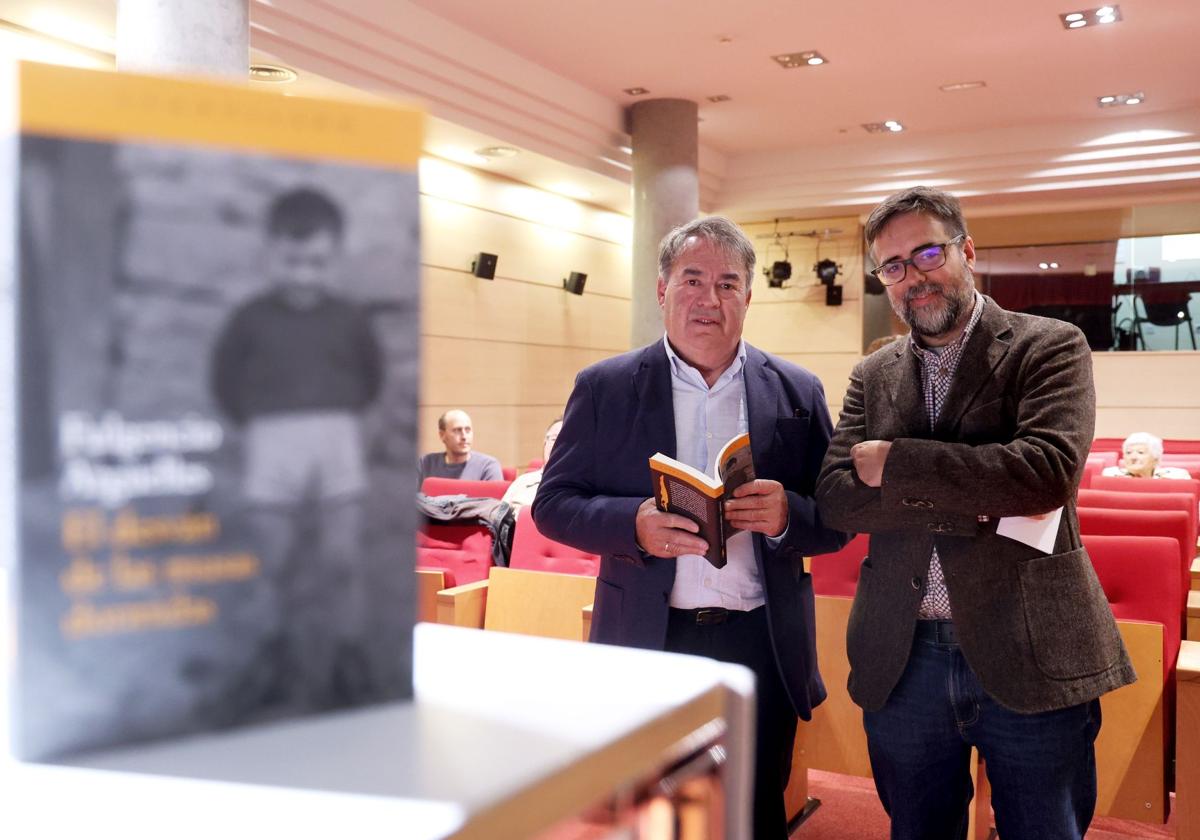El escritor Fulgencio Argüelles, junto al jefe de Edición de EL COMERCIO, Miguel Rojo, en la presentación de 'El desván de las musas' en Oviedo.