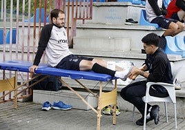 Josín recibe tratamiento de fisioterapia sobre una camilla en La Toba.