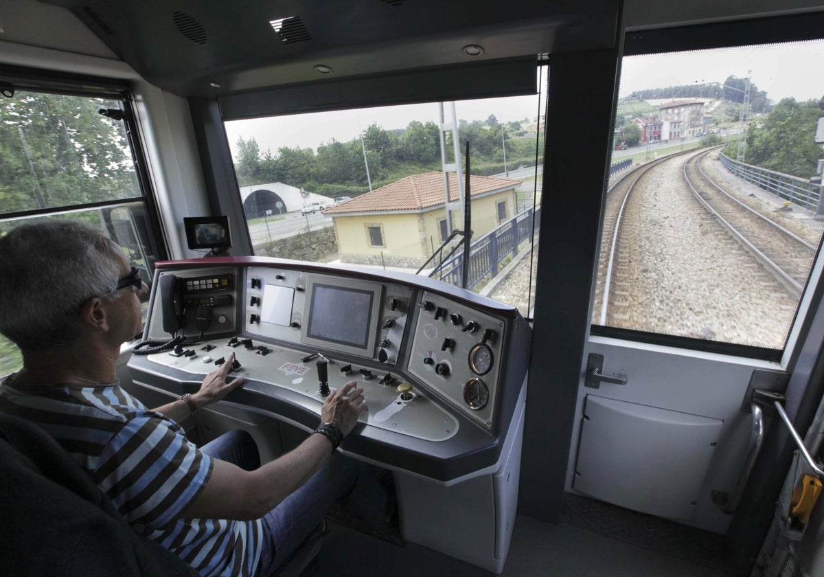 Un maquinista dirige un tren en la línea C-4, entre Candás y Avilés.