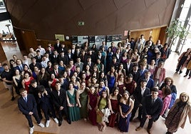 Noventa alumnos del Padre Feijoo de Gijón celebran su graduación