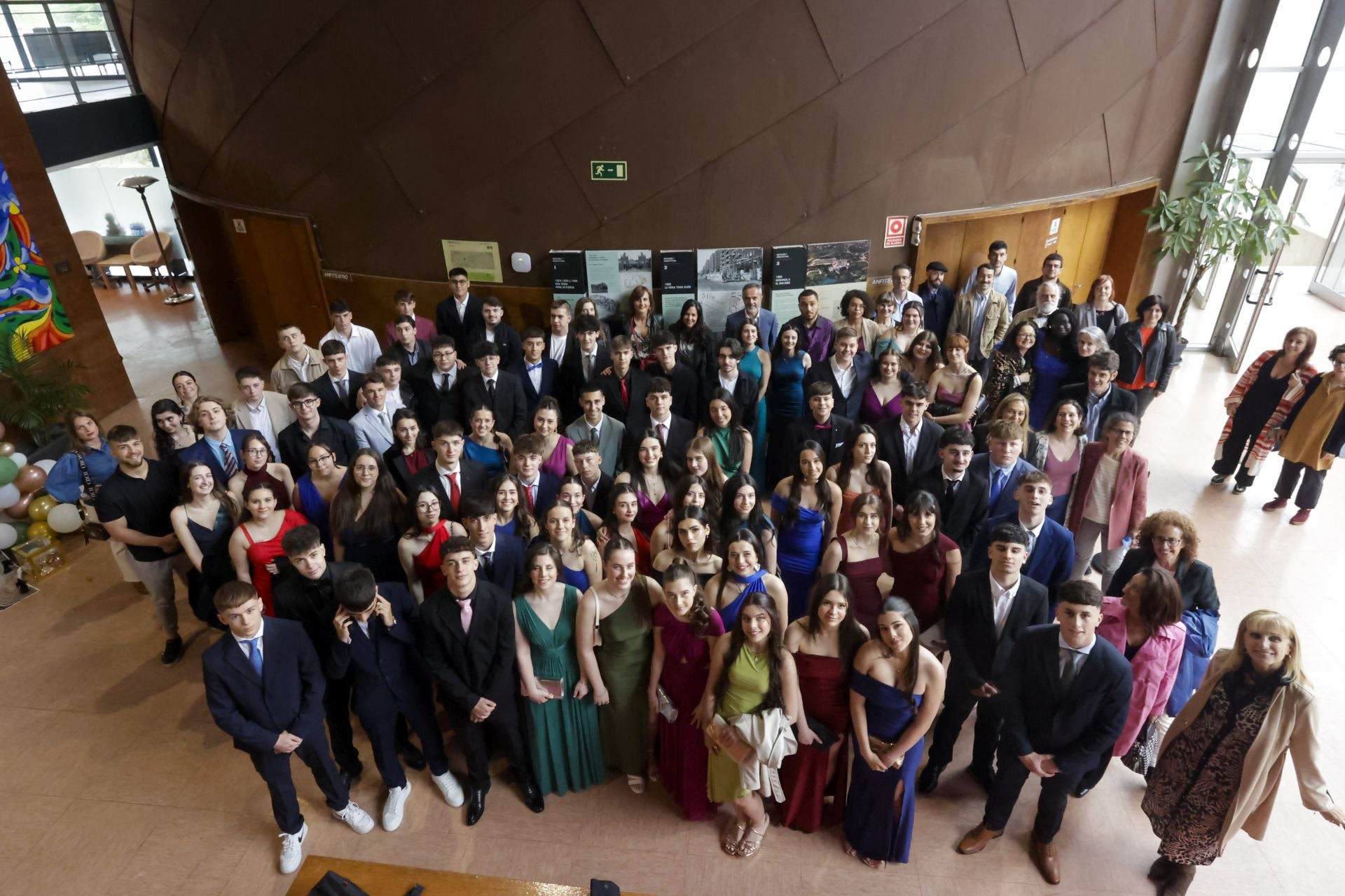 Noventa alumnos del Padre Feijoo de Gijón celebran su graduación