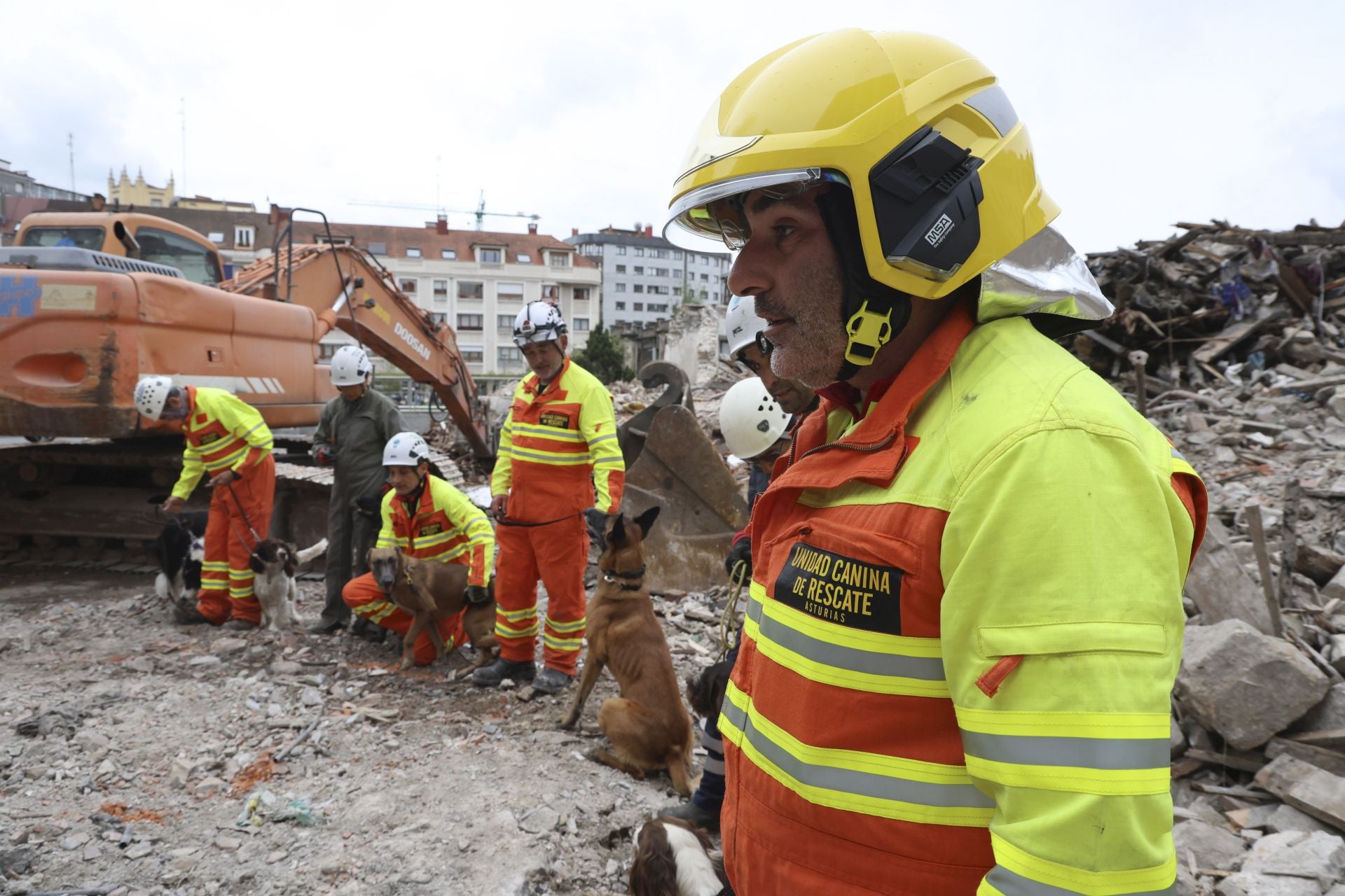 Simulacro de búsqueda de personas entre escombros en el edificio de la plaza de Europa, en Gijón