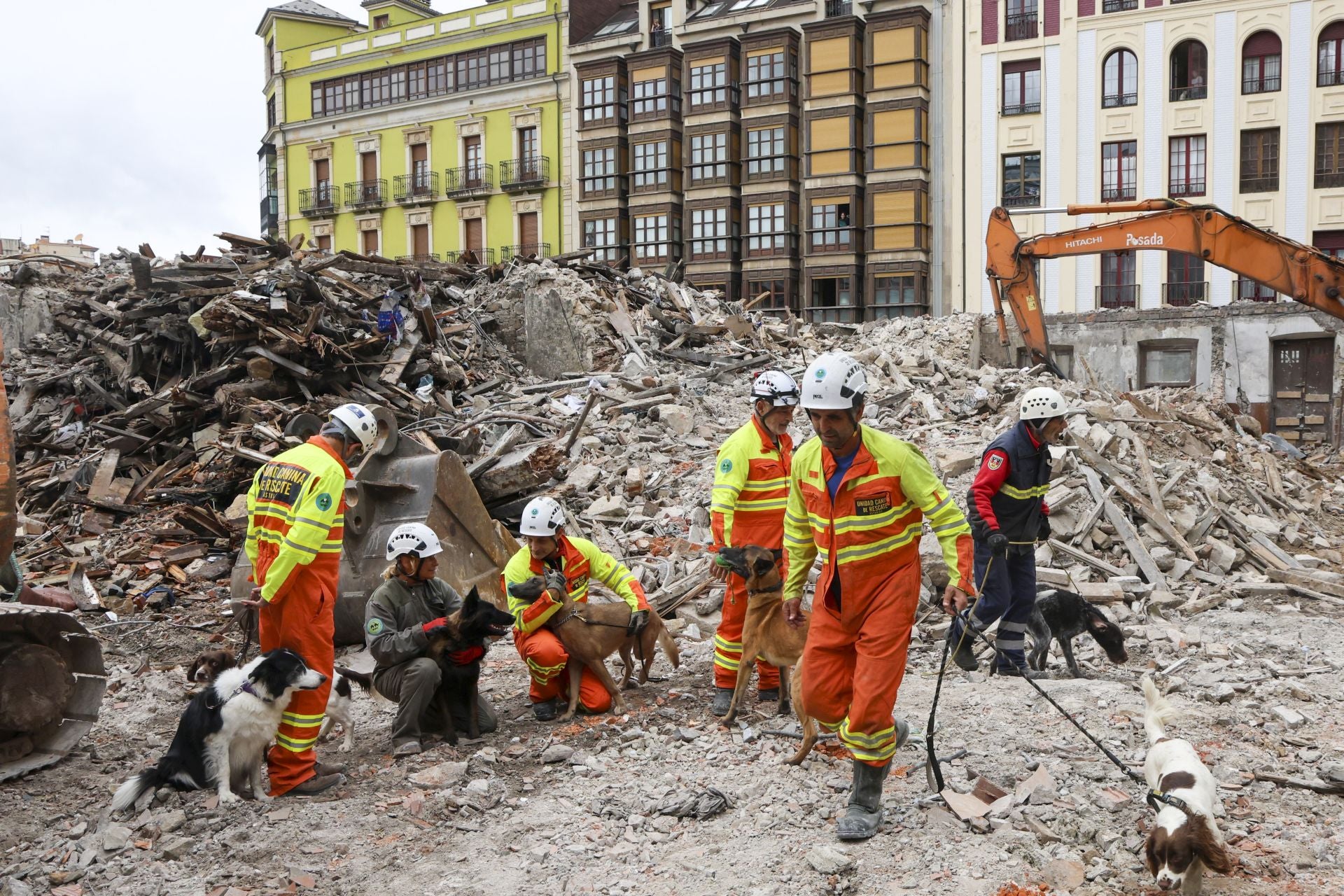 Simulacro de búsqueda de personas entre escombros en el edificio de la plaza de Europa, en Gijón