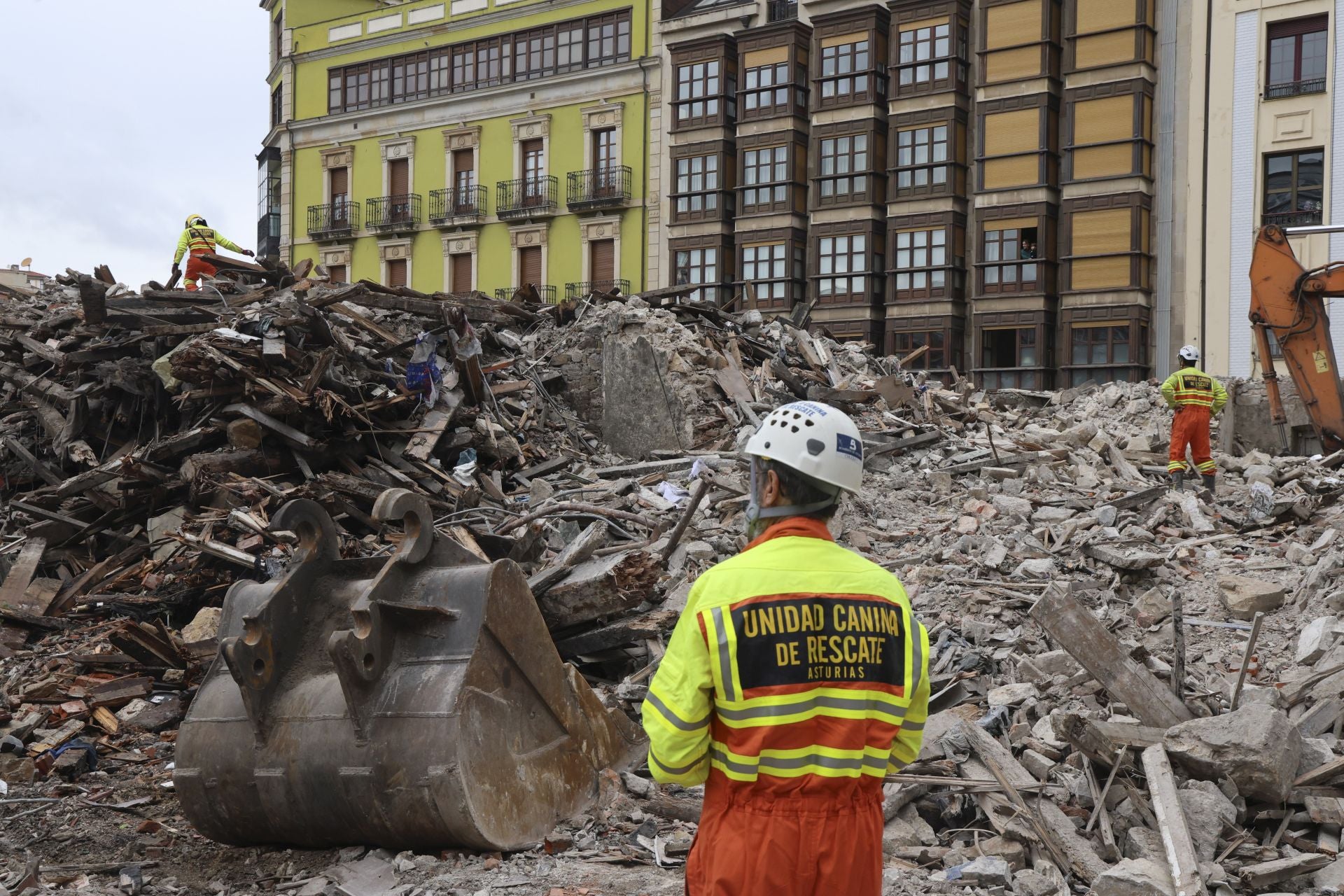 Simulacro de búsqueda de personas entre escombros en el edificio de la plaza de Europa, en Gijón