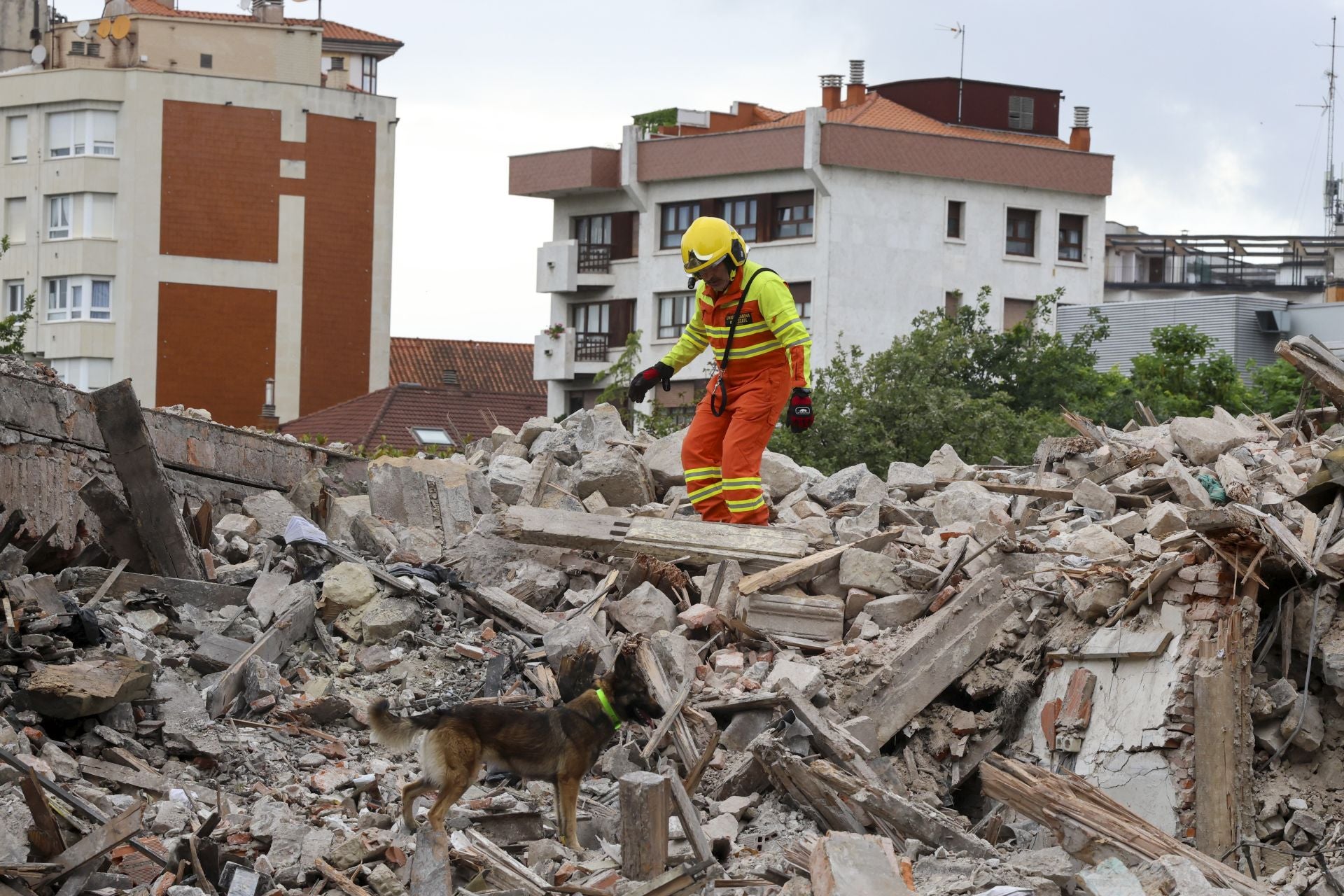 Simulacro de búsqueda de personas entre escombros en el edificio de la plaza de Europa, en Gijón