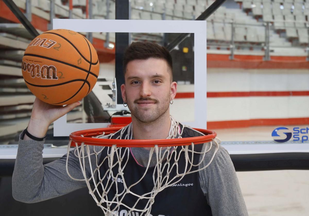 El capitán del Círculo Gijón Noega Baloncesto, Samu Barros, ayer, antes del inicio del entrenamiento.