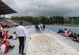 Alumnos del San Vicente realizan distintos deportes en Las Mestas.