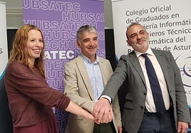 Los tres representantes sellan el acuerdo entre las entidades.