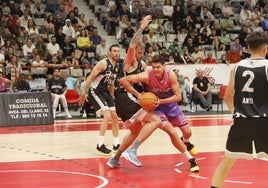 Sergio Martínez intenta escaparse de la defensa de un jugador rival en la 'pintura'.