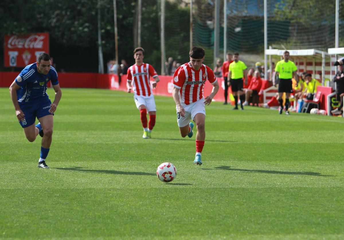 David persigue un balón con el rojiblanco Ferreres.