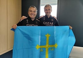Luis Enrique y Joaquín Valdés, el pasado miércoles, con la bandera deAsturias en la ciudad deportiva del PSG.