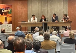 Un momento de la charla ferroviaria en la Casa de la Cultura de Mieres