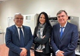 Luis Costa, presidente de GiStem Research, junto con los científicos de la empresa biofarmacéutica Noemí Eiró y Francisco Vizoso.