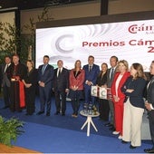 Los premiados posan al final con las autoridades presentes.