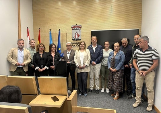 Floro, acompañado por parte los concejales del PSOE.