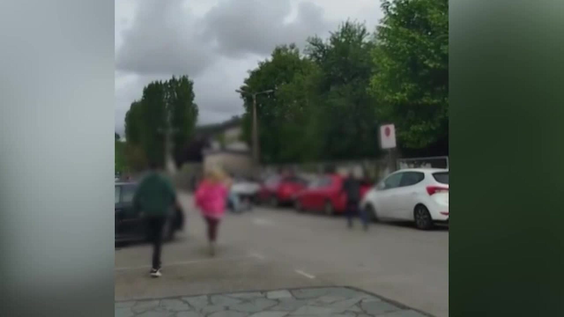 Las impactantes imágenes del apuñalamiento a las puertas de un supermercado en Navia