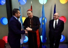 El cardenal Ángel Fernández Artime durante la entrega de los premios de la Cámara de Comercio de Avilés.