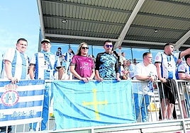 Afición del Real Avilés en el Estadio Municipal de Lebrija.