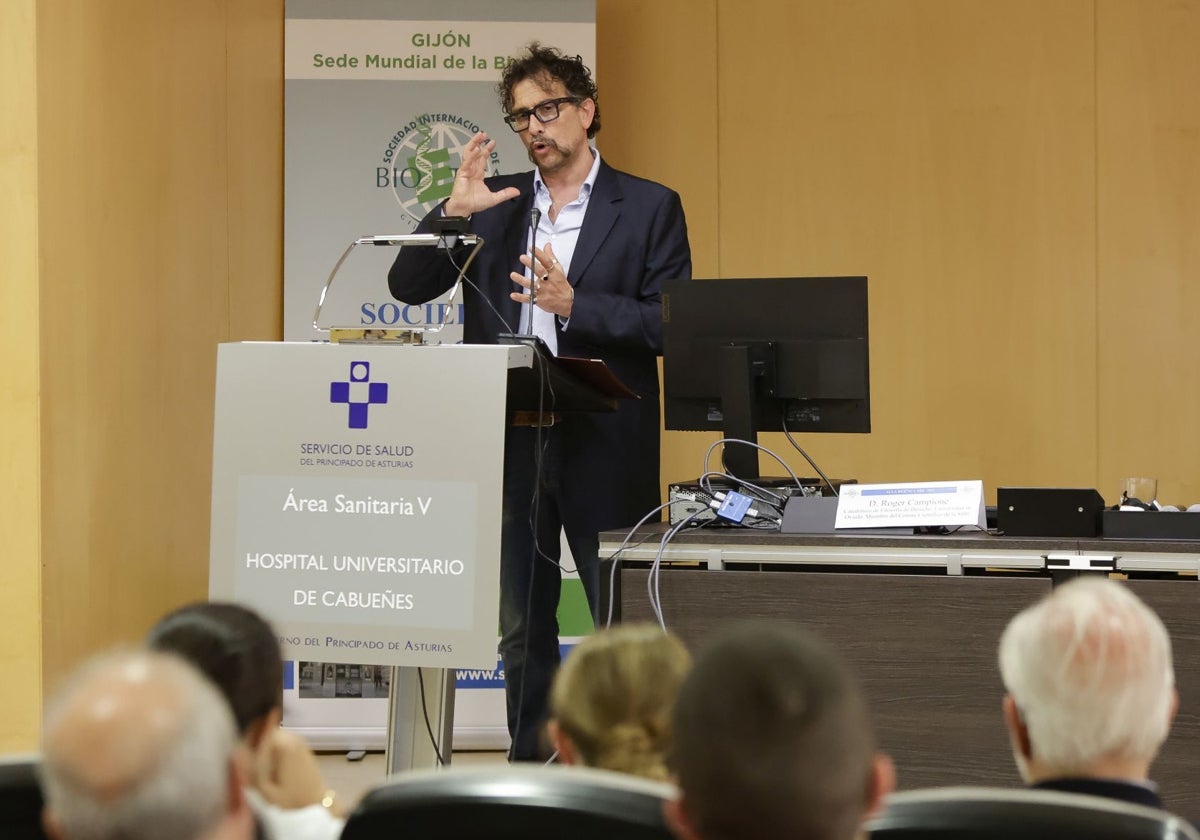 Roger Campione dirigiéndose al auditorio esta mañana en el Hospital de Cabueñes, en Gijón.