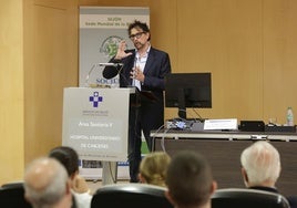 Roger Campione dirigiéndose al auditorio esta mañana en el Hospital de Cabueñes, en Gijón.