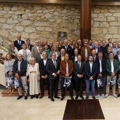 Alfredo Canteli, en el centro, con los funcionarios municipales.